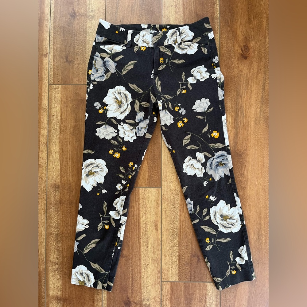 Old Navy Black/Cream Floral Pixie Ankle Jeans